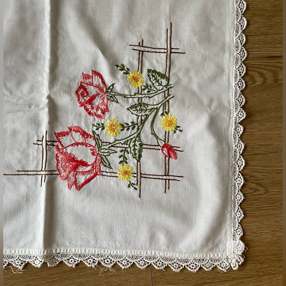 Vintage Linen Embroidered Table Cloth With Roses - Picture 2 of 2